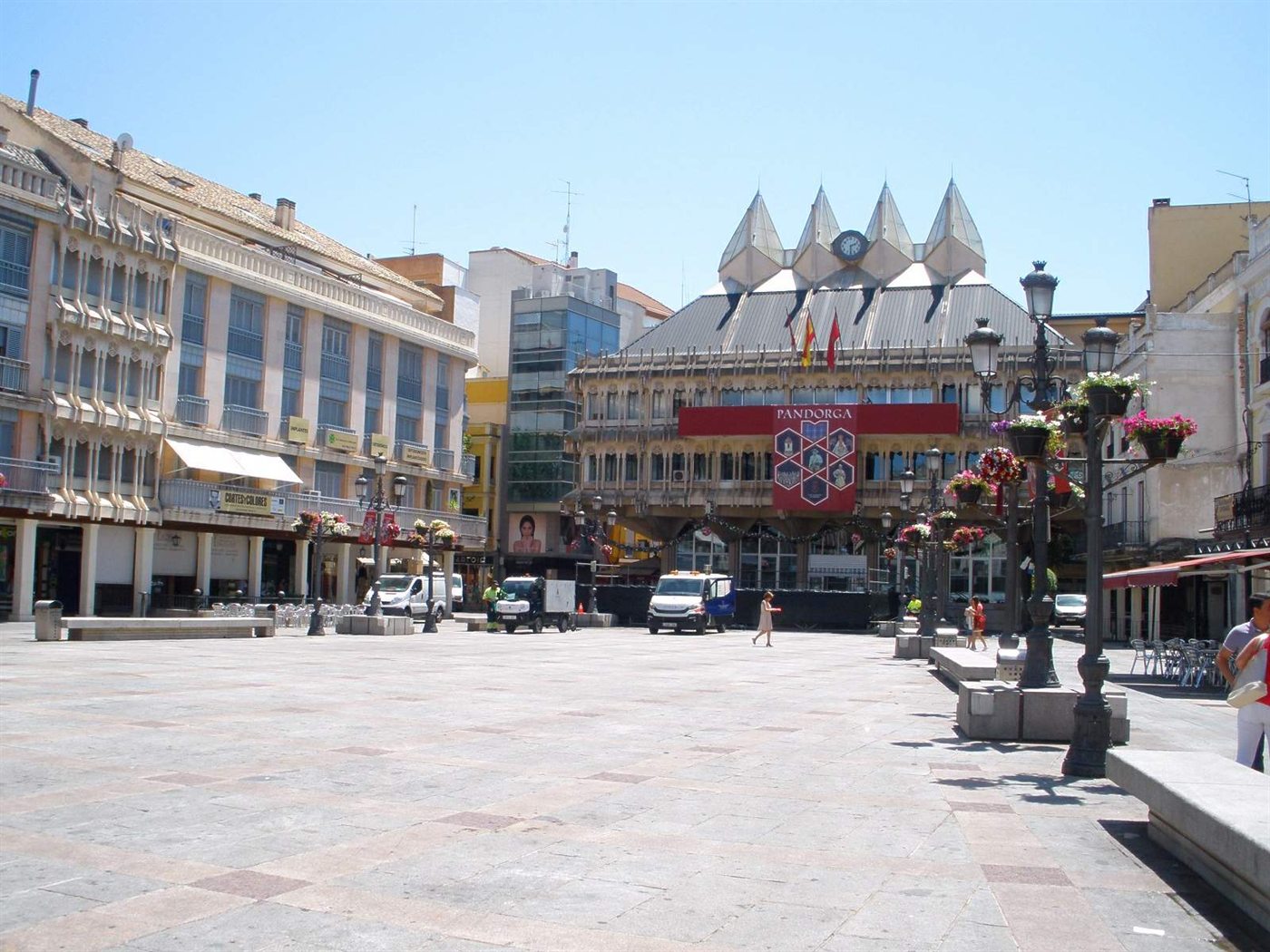 La Plaza Mayor de Ciudad Real, con el Ayuntamiento y sus cubiertas de vidrio al fondo.