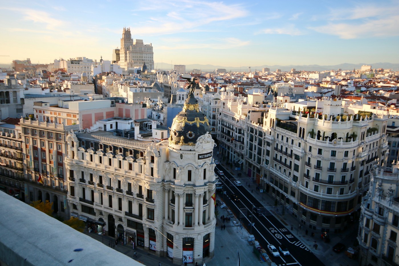 La Gran Vía de Madrid, con el edificio Metrópolis en primer plano.