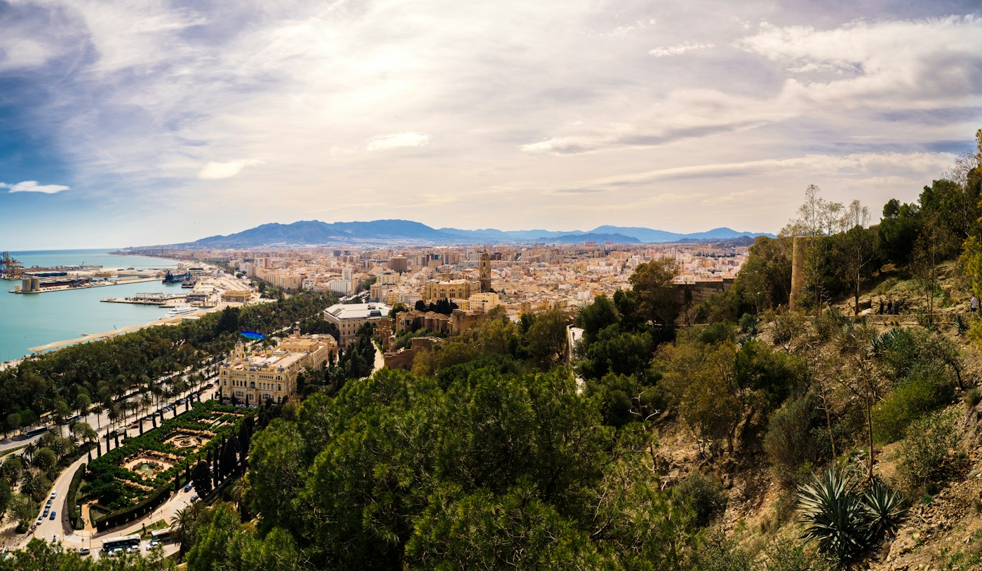 Vista de Málaga desde Gibralfaro: el puerto, el centro de la ciudad y las montañas.