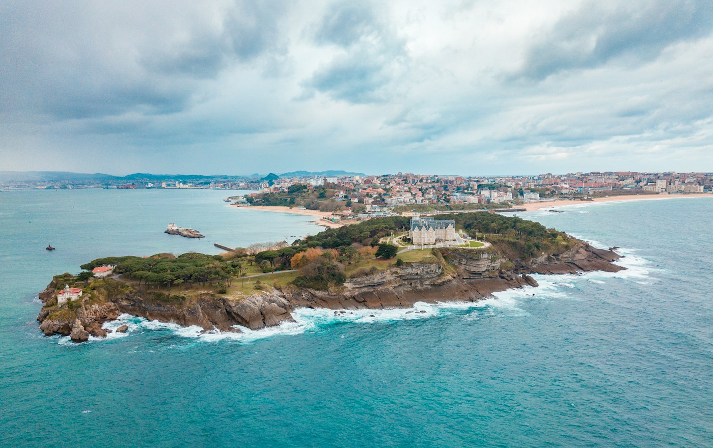La península de la Magdalena en Santander, con el palacio, la bahía y la playa del Sardinero.