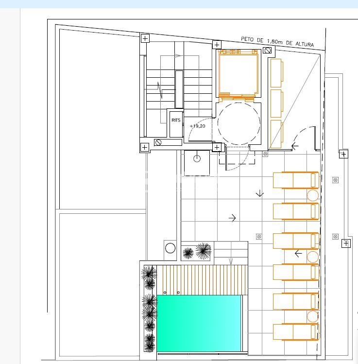 Plano de referencia de la cubierta, con la piscina y la zona de estancia.